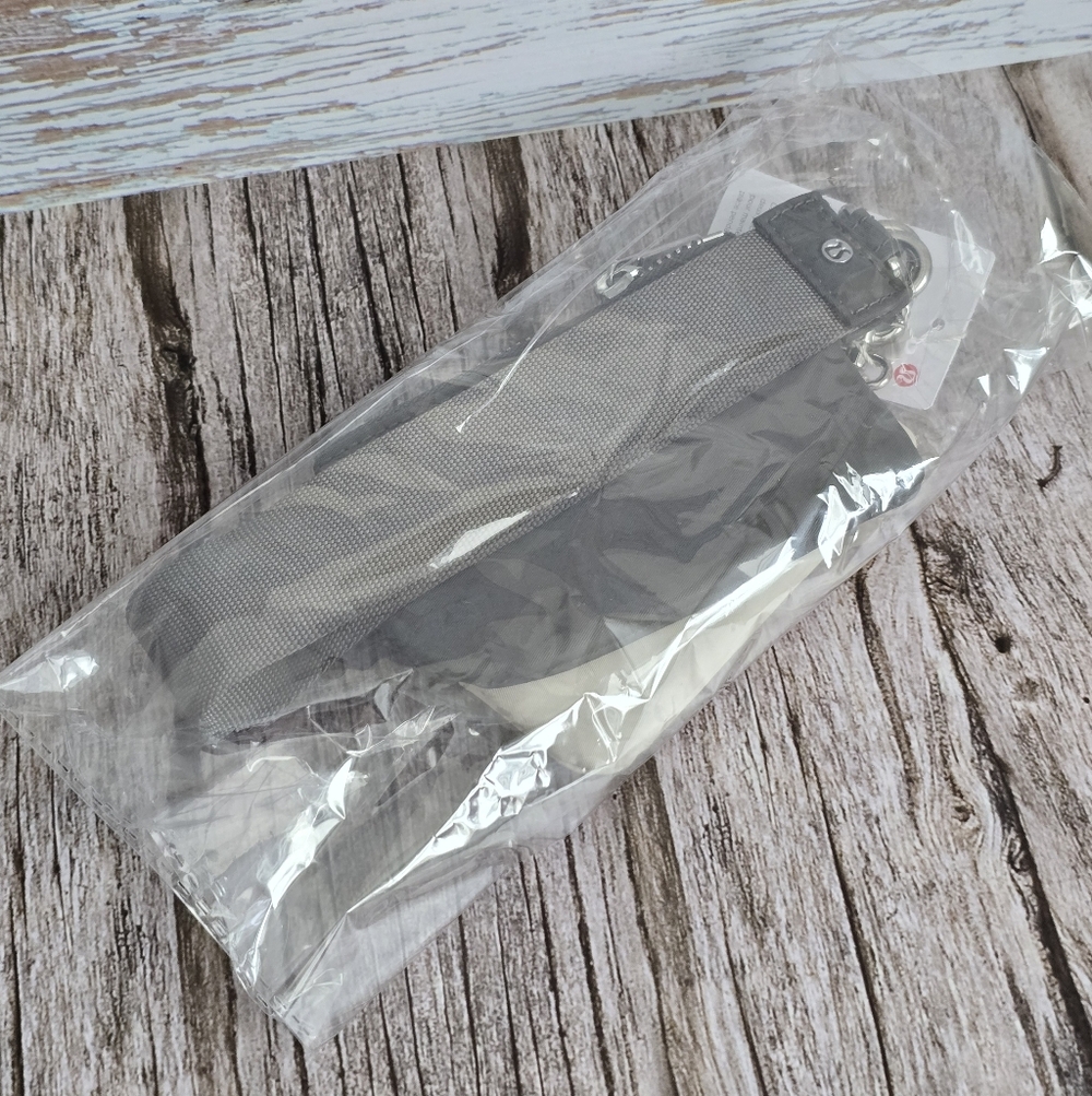 *NWT* LULULEMON Dual Pouch Wristlet, Color - Grey Sage/Light Ivory - Picture 6 of 7